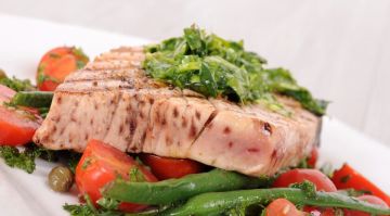 Тунец, индейка, яйца и орехи