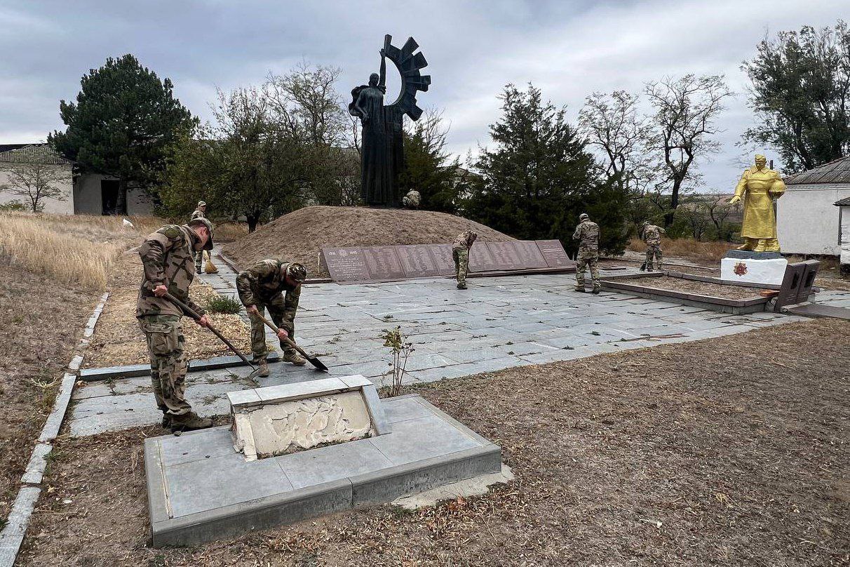 Военнослужащие Росгвардии восстановили мемориал воинам-освободителям в Запорожской области