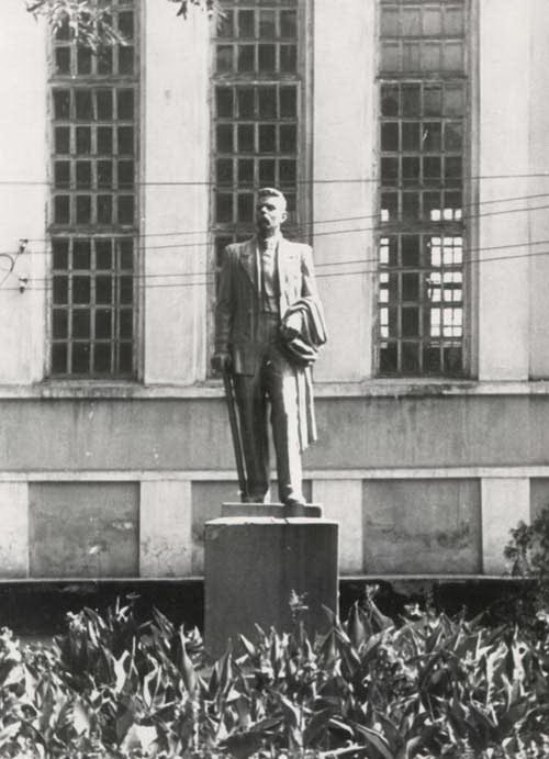 А вы знаете, что.... В начале 30-ых годов ХХ ст. Свято - Успенский храм был закрыт: центральный купол и колокольня были разобраны, церковные колокола, как рассказывали очевидцы, были отправлены на железнодорожную станцию, а... А вы знаете, что.... В начале 30-ых годов ХХ ст. Свято - Успенский храм был закрыт: центральный купол и колокольня были разобраны, церковные колокола, как рассказывали очевидцы, были отправлены на железнодорожную станцию, а...