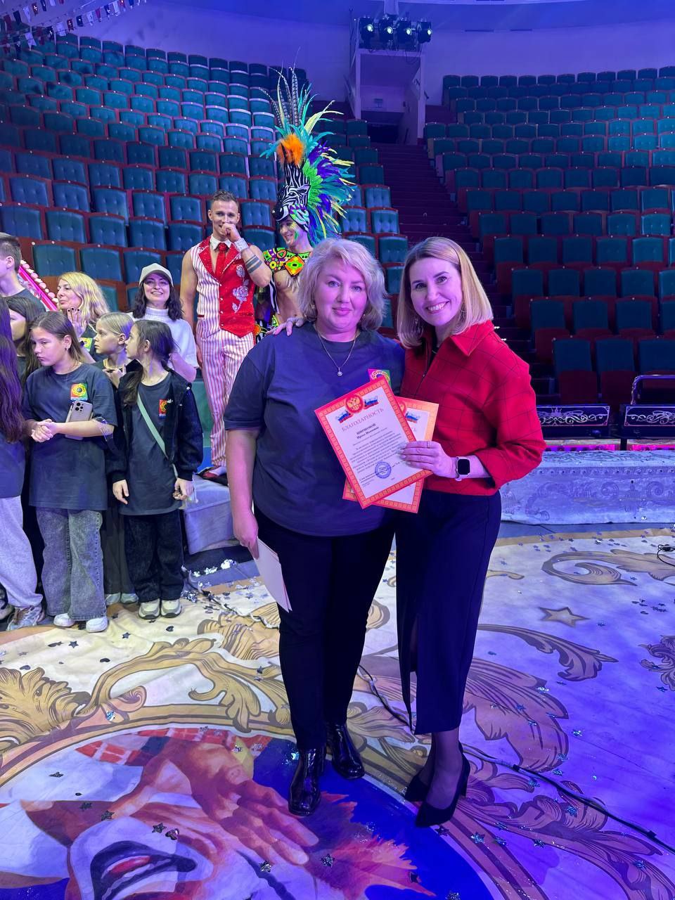 В завершении пребывания учеников Акимовской ДШИ в г.Ярославле в рамках шефской помощи от Губернатора Ярославской области Михаила Евраева ребята получили подарок, который безусловно запомнят на всю жизнь - посещение... В завершении пребывания учеников Акимовской ДШИ в г.Ярославле в рамках шефской помощи от Губернатора Ярославской области Михаила Евраева ребята получили подарок, который безусловно запомнят на всю жизнь - посещение...