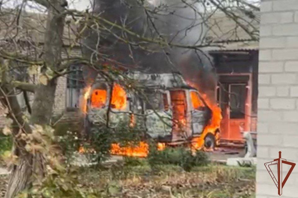 В селе Дмитровка Запорожской области военнослужащие Росгвардии оперативно отреагировали на возгорание автомобиля скорой медицинской помощи и предотвратили распространение огня