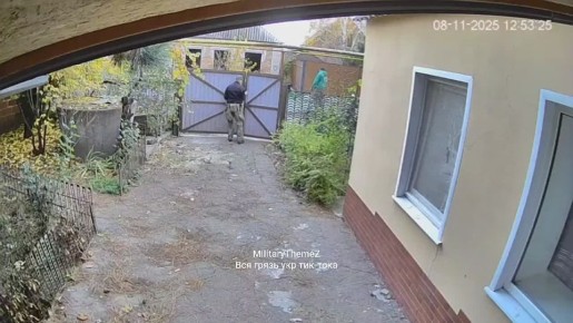 Запорожская область. Боевики просто залезают на территорию частного дома мародерства ради