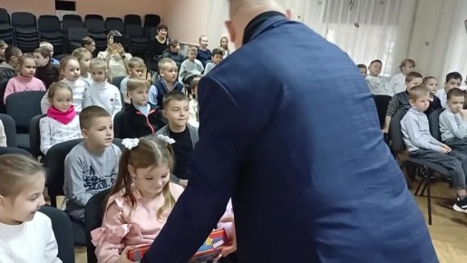 Благодаря Главе шефской Республики Карелия Артуру Парфенчикову, первоклассники среднеобразовательной школы №1 «София» г. Днепрорудное получили канцелярские наборы