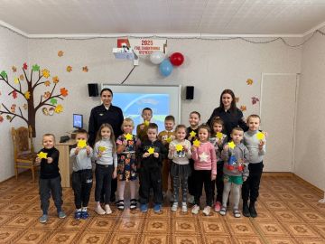 Сотрудники отдела Госавтоинспекции Отдела МВД России «Токмакский» провели для воспитанников детского сада «Барвинок» мастер-класс «Засветись ради жизни - сделай фликер!»