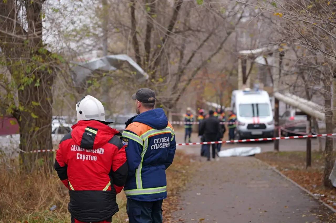 Одна женщина пострадала после атаки беспилотников на Саратов, госпитализация ей не понадобилась, выбиты окна в нескольких жилых домах, сообщил губернатор Роман Бусаргин