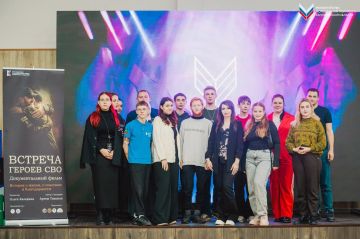 На площадке Мелитопольского молодёжного центра состоялся премьерный показ документального фильма Ольги Калединой «Встреча героев СВО»