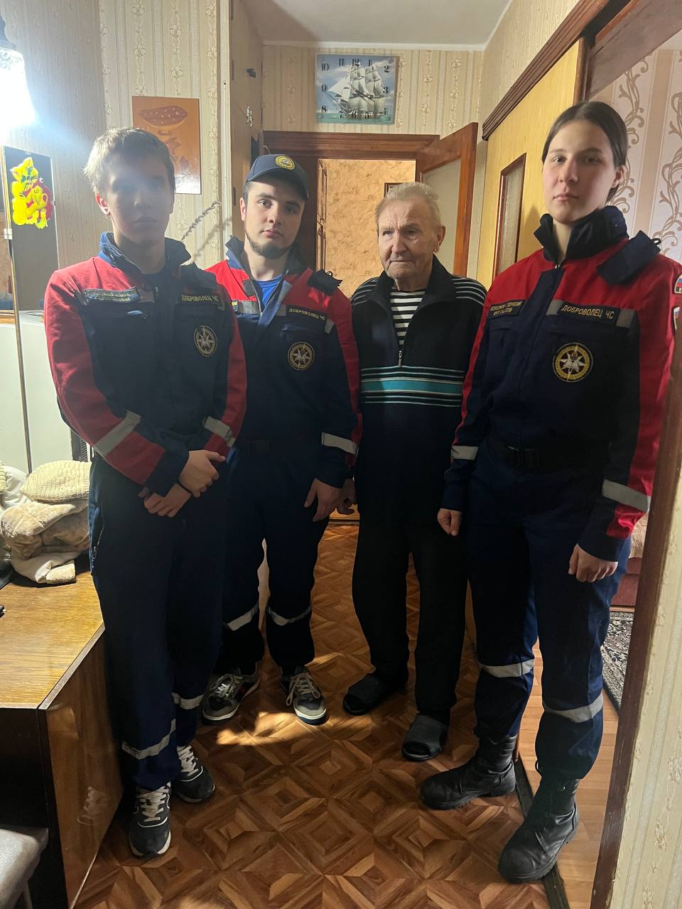 Добровольцы Запорожского РО ВСКС совместно со студентами-спасателями из Москвы и Дагестана посетили одного из старейших жителей Бердянска, ветерана Великой Отечественной войны, Василия Григорьевича Огуя, которому в этом году...