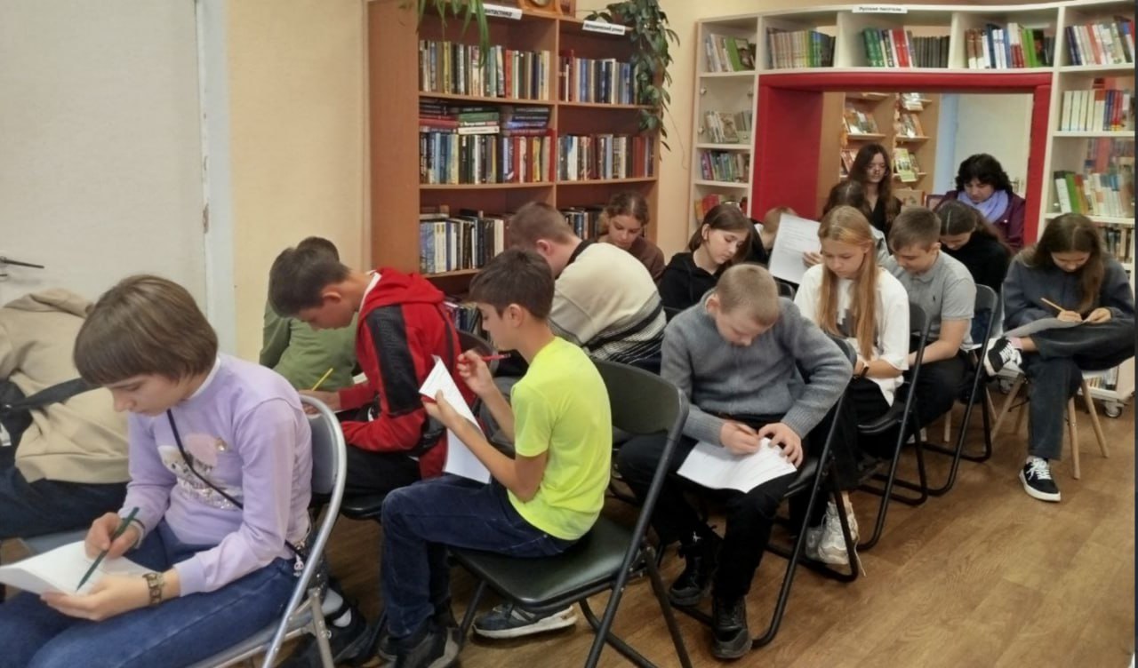 В Токмакской центральной детской библиотеке для учащихся школы № 1 прошла профилактическая беседа «Сделай правильный выбор!» В Токмакской центральной детской библиотеке для учащихся школы № 1 прошла профилактическая беседа «Сделай правильный выбор!»