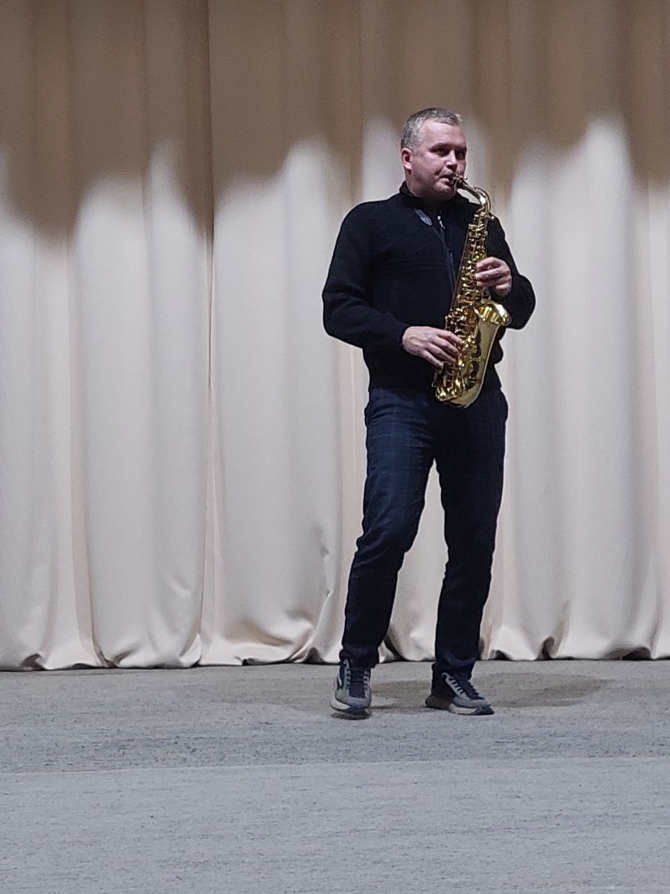 В Токмакской детской школе искусств в большом концертном зале состоялся просмотр музыкального вечера «Звуки саксофона», который был приурочен к международному Дню саксофона