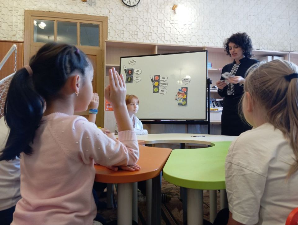 В Приазовской центральной библиотеке прошло увлекательное мероприятие "Дорожные знаки - наши друзья",посвященное правилам дорожного движения В Приазовской центральной библиотеке прошло увлекательное мероприятие "Дорожные знаки - наши друзья",посвященное правилам дорожного движения