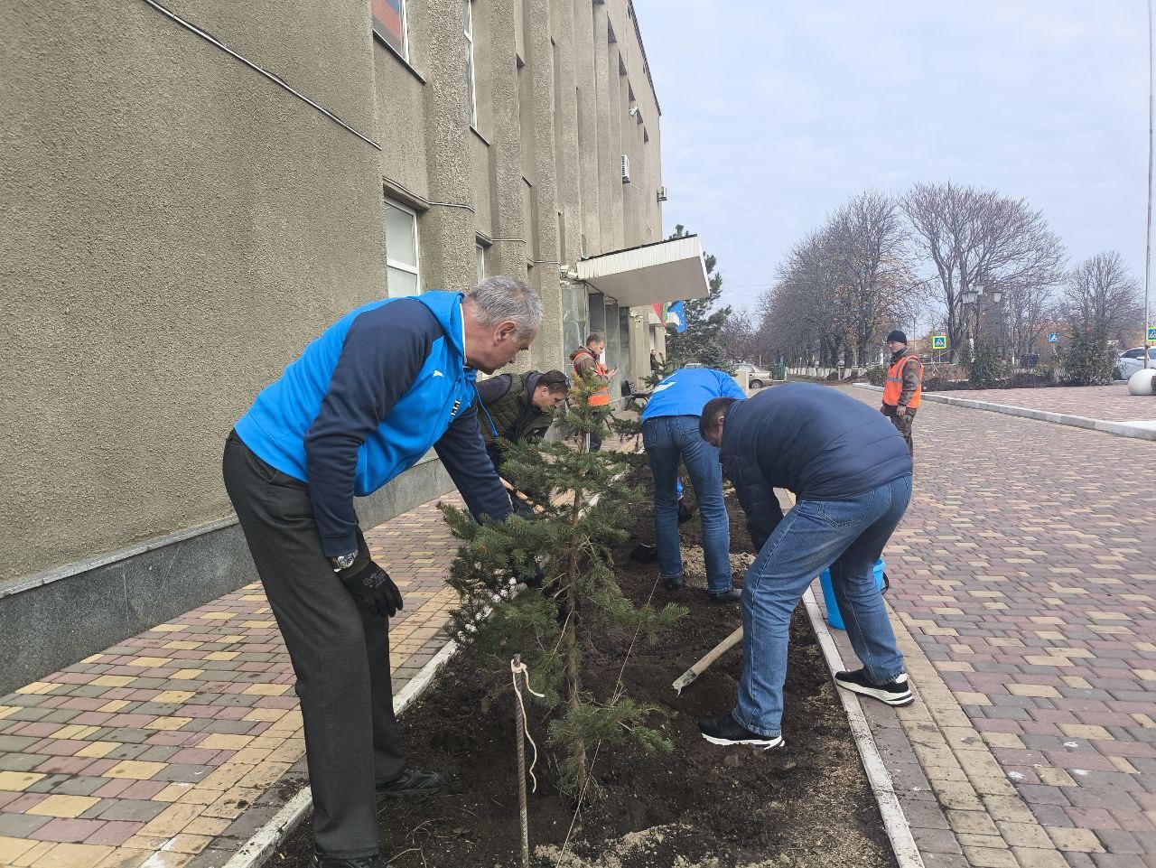 Аллею Дружбы заложили сегодня главы муниципалитетов, депутаты и шефы из Кировской области в соседнем пгт Весёлое Аллею Дружбы заложили сегодня главы муниципалитетов, депутаты и шефы из Кировской области в соседнем пгт Весёлое