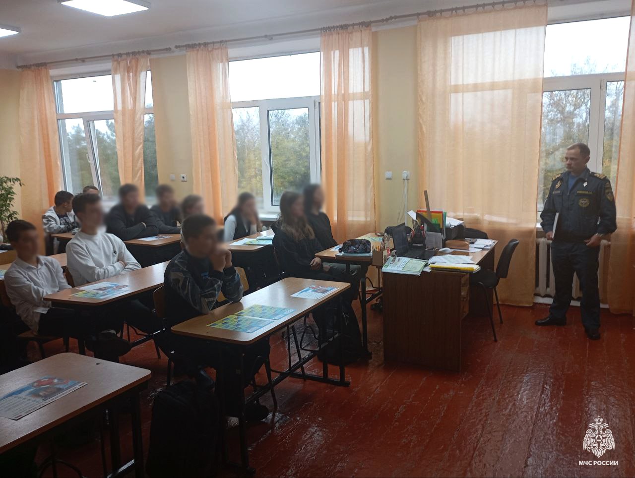 Специалисты Государственной инспекции по маломерным судам провели уроки безопасности в школах Приморского района Специалисты Государственной инспекции по маломерным судам провели уроки безопасности в школах Приморского района