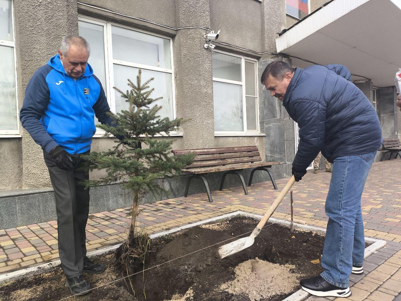 Аллею Дружбы заложили сегодня главы муниципалитетов, депутаты и шефы из Кировской области в соседнем пгт Весёлое Аллею Дружбы заложили сегодня главы муниципалитетов, депутаты и шефы из Кировской области в соседнем пгт Весёлое