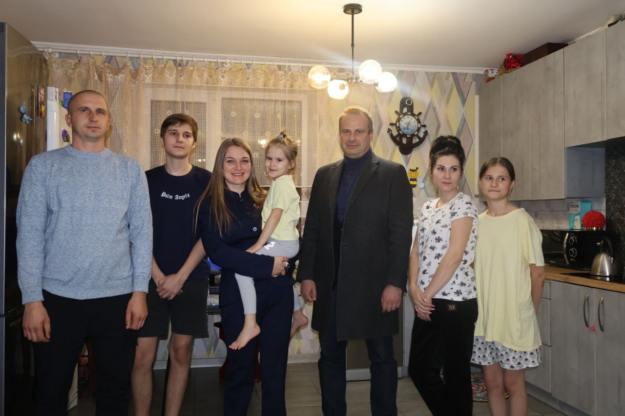 В Васильевском районе делегация из Кабардино-Балкарии и представители «Единой России» передали гуманитарный груз военнослужащим МО РФ В Васильевском районе делегация из Кабардино-Балкарии и представители «Единой России» передали гуманитарный груз военнослужащим МО РФ