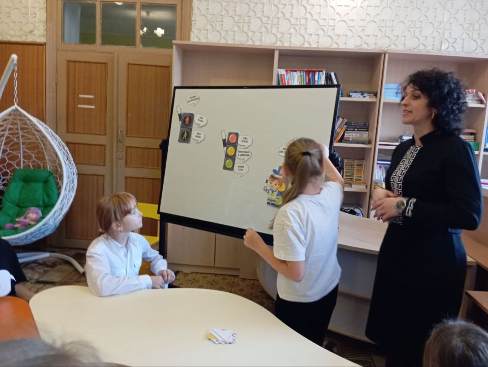 В Приазовской центральной библиотеке прошло увлекательное мероприятие "Дорожные знаки - наши друзья",посвященное правилам дорожного движения В Приазовской центральной библиотеке прошло увлекательное мероприятие "Дорожные знаки - наши друзья",посвященное правилам дорожного движения