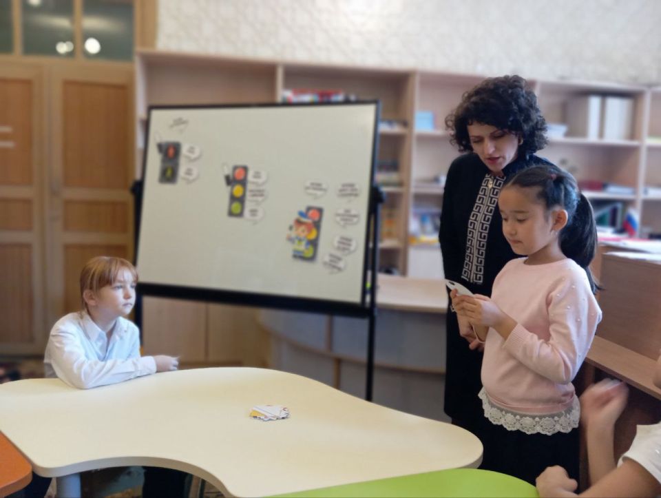 В Приазовской центральной библиотеке прошло увлекательное мероприятие "Дорожные знаки - наши друзья",посвященное правилам дорожного движения В Приазовской центральной библиотеке прошло увлекательное мероприятие "Дорожные знаки - наши друзья",посвященное правилам дорожного движения