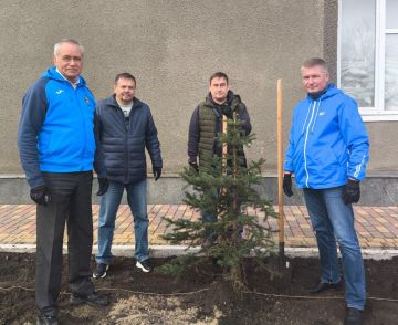 Аллею Дружбы заложили сегодня главы муниципалитетов, депутаты и шефы из Кировской области в соседнем пгт Весёлое