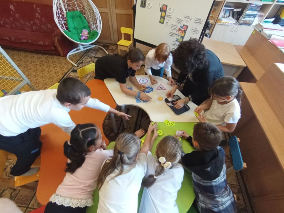 В Приазовской центральной библиотеке прошло увлекательное мероприятие "Дорожные знаки - наши друзья",посвященное правилам дорожного движения В Приазовской центральной библиотеке прошло увлекательное мероприятие "Дорожные знаки - наши друзья",посвященное правилам дорожного движения