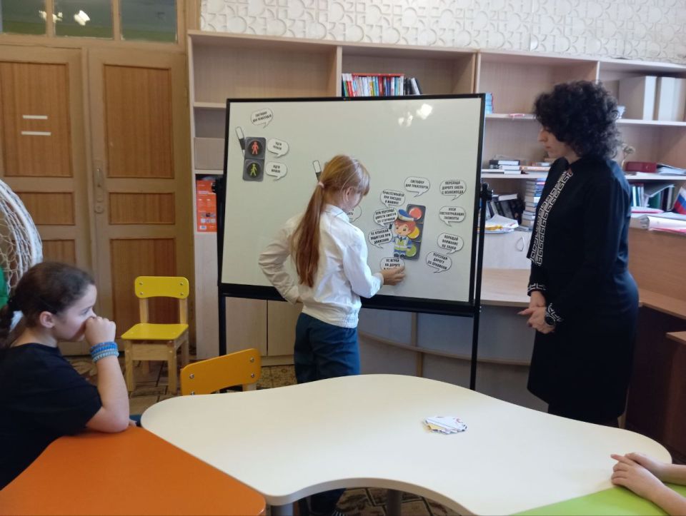 В Приазовской центральной библиотеке прошло увлекательное мероприятие "Дорожные знаки - наши друзья",посвященное правилам дорожного движения В Приазовской центральной библиотеке прошло увлекательное мероприятие "Дорожные знаки - наши друзья",посвященное правилам дорожного движения