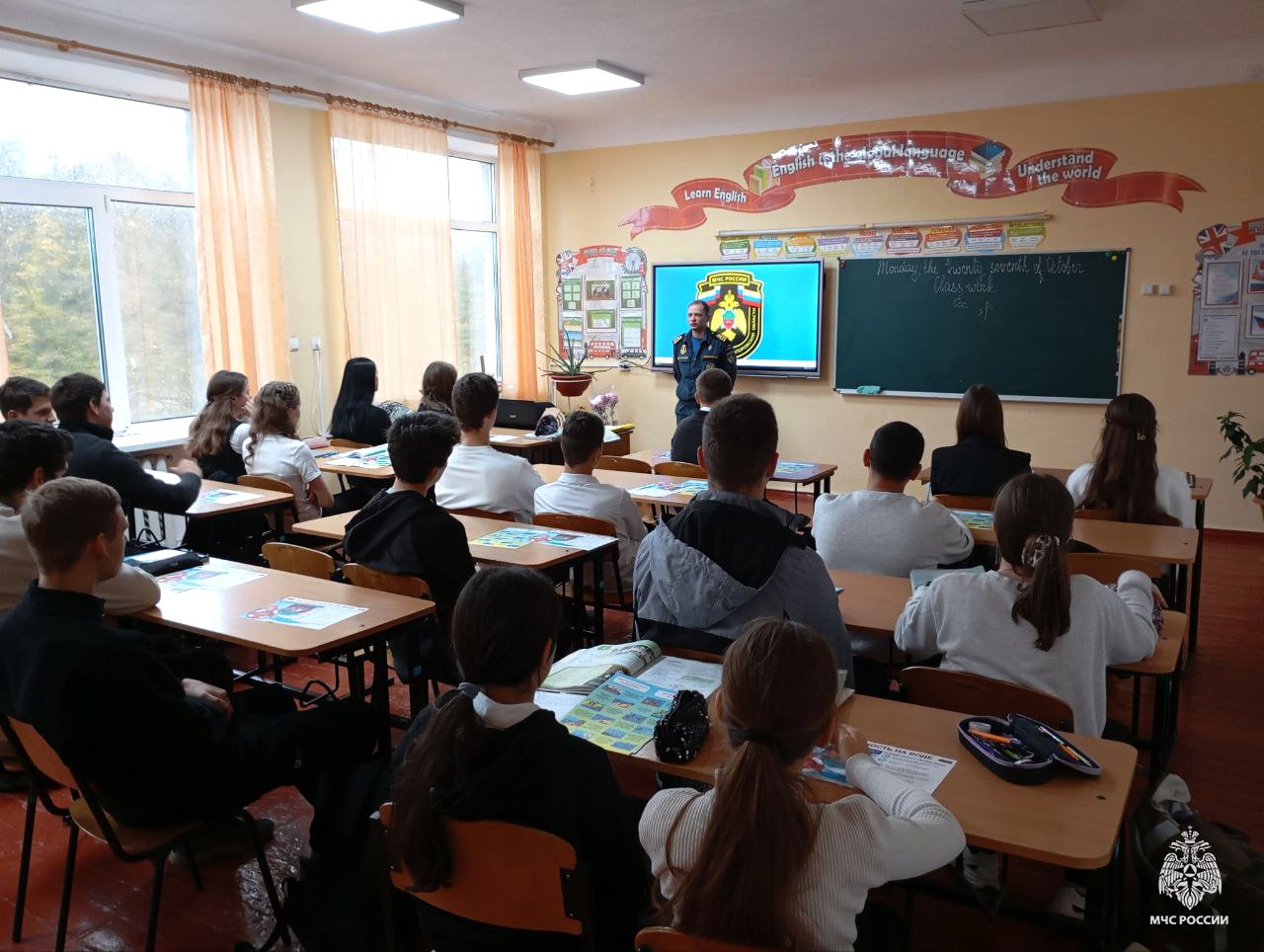 Специалисты Государственной инспекции по маломерным судам провели уроки безопасности в школах Приморского района Специалисты Государственной инспекции по маломерным судам провели уроки безопасности в школах Приморского района