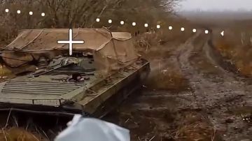 Попадание FPV дрона прямо в голову механика-водителя БМП-2 противника