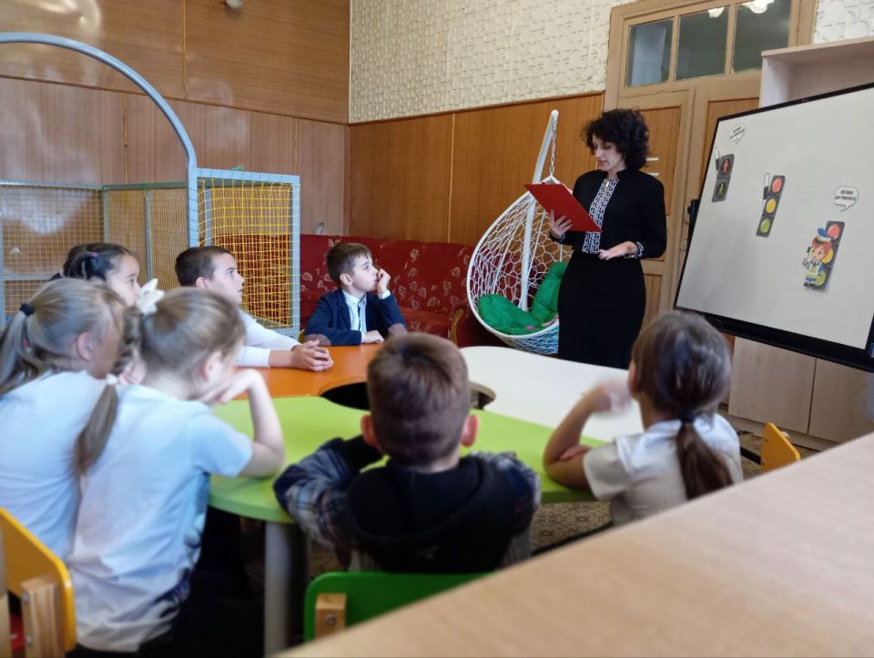 В Приазовской центральной библиотеке прошло увлекательное мероприятие "Дорожные знаки - наши друзья",посвященное правилам дорожного движения В Приазовской центральной библиотеке прошло увлекательное мероприятие "Дорожные знаки - наши друзья",посвященное правилам дорожного движения