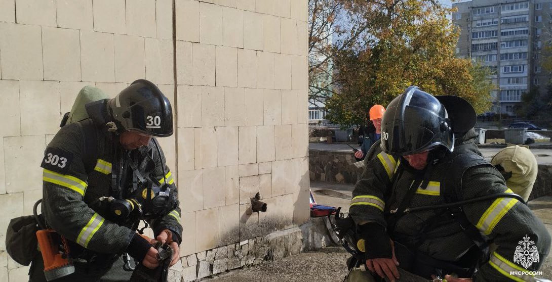 В Энергодаре сотрудники МЧС России ликвидировали условный пожар во Дворце культуры В Энергодаре сотрудники МЧС России ликвидировали условный пожар во Дворце культуры