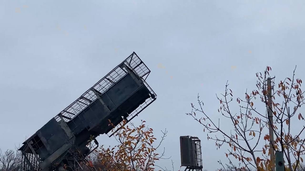 Кадры боевой работы расчёта тяжёлой огнемётной системы ТОС-3 «Дракон» на шасси танка Т-80 29-й отдельной бригады радиационной, химической и биологической защиты группировки войск «Центр» на Красноармейском направлении Кадры боевой работы расчёта тяжёлой огнемётной системы ТОС-3 «Дракон» на шасси танка Т-80 29-й отдельной бригады радиационной, химической и биологической защиты группировки войск «Центр» на Красноармейском направлении