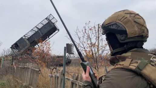 Кадры боевой работы расчёта тяжёлой огнемётной системы ТОС-3 «Дракон» на шасси танка Т-80 29-й отдельной бригады радиационной, химической и биологической защиты группировки войск «Центр» на Красноармейском направлении