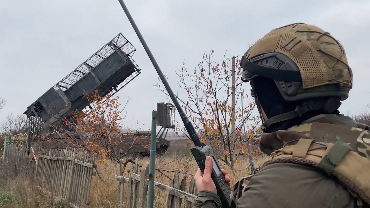 Кадры боевой работы расчёта тяжёлой огнемётной системы ТОС-3 «Дракон» на шасси танка Т-80 29-й отдельной бригады радиационной, химической и биологической защиты группировки войск «Центр» на Красноармейском направлении