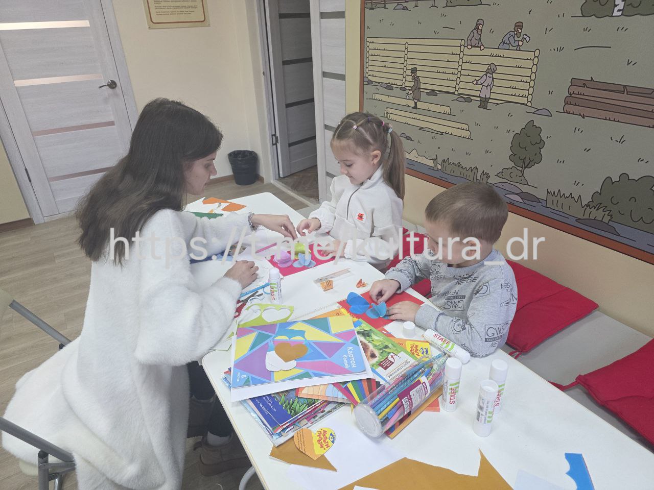 Сегодня в Детском музейном центре ДК "Горняк" прошло замечательное занятие кружка прикладного и декоративного творчества "Лисёнки"! Сегодня в Детском музейном центре ДК "Горняк" прошло замечательное занятие кружка прикладного и декоративного творчества "Лисёнки"!