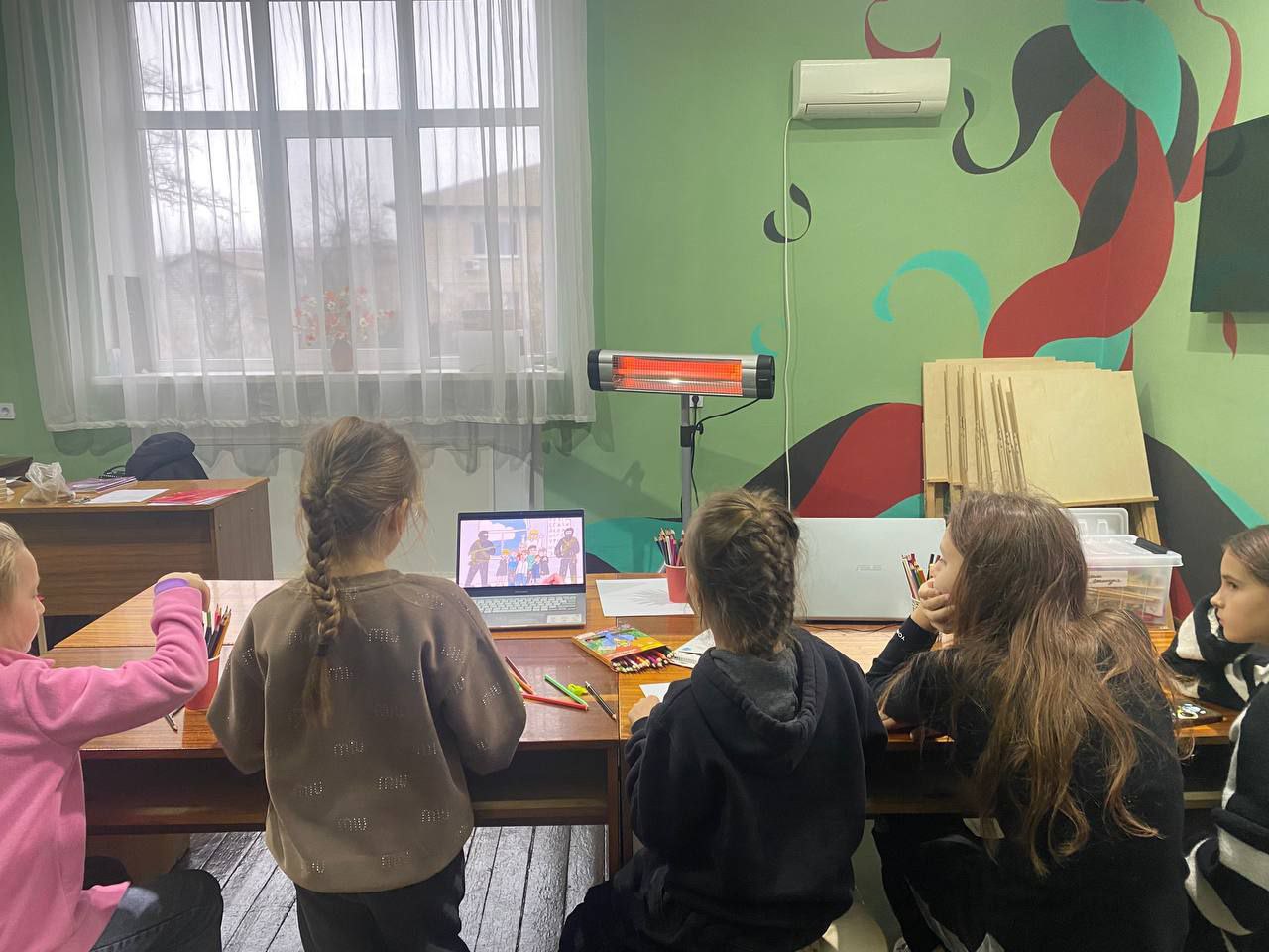 Профилактика терроризма. В Центральной библиотеке села Дмитровка состоялся семинар для участников кружка «Волшебная кисть» на тему «Терроризм — территория страха» Профилактика терроризма. В Центральной библиотеке села Дмитровка состоялся семинар для участников кружка «Волшебная кисть» на тему «Терроризм — территория страха»