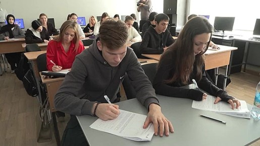 В школах Запорожской области активно реализуется Всероссийский образовательный проект «Урок цифры»