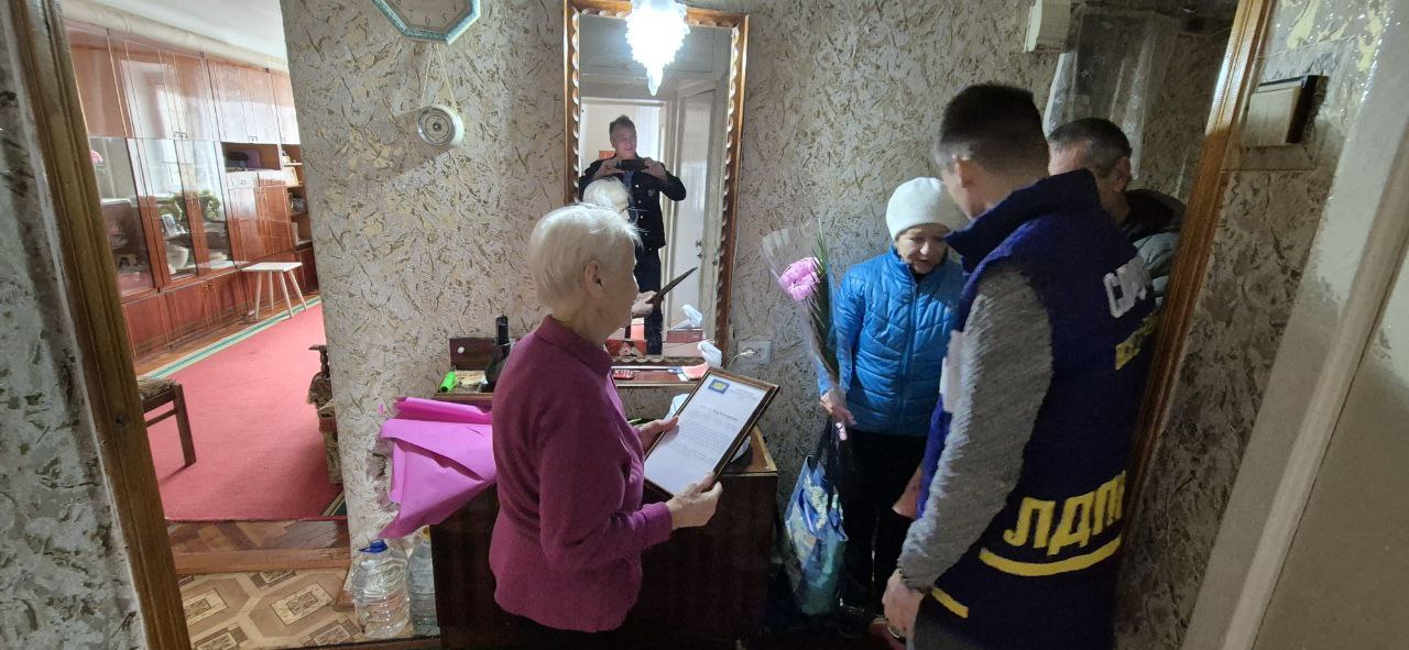 Сегодня актив регионального отделения ЛДПР Запорожской области поздравил Веру Митрофановну Долматову с её 95-летием! Сегодня актив регионального отделения ЛДПР Запорожской области поздравил Веру Митрофановну Долматову с её 95-летием!