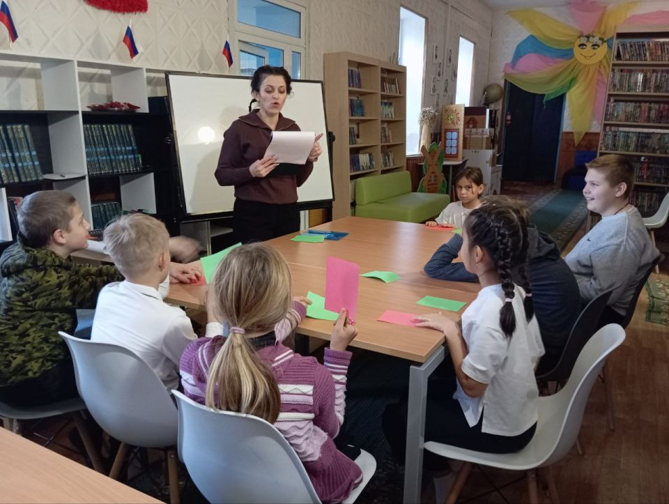 В Приазовской центральной библиотеке для участников любительского объединения "Калейдоскоп" прошла беседа под названием "Поделись своей добротой" приуроченная Международному дню толерантности