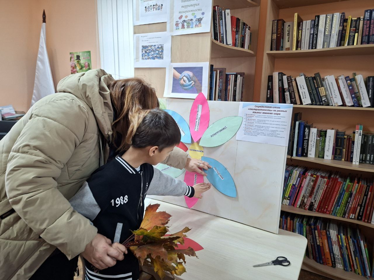 В преддверии Международного дня толерантности в Молочанской городской библиотеке-филиале прошла акция «Цветок толерантности» В преддверии Международного дня толерантности в Молочанской городской библиотеке-филиале прошла акция «Цветок толерантности»