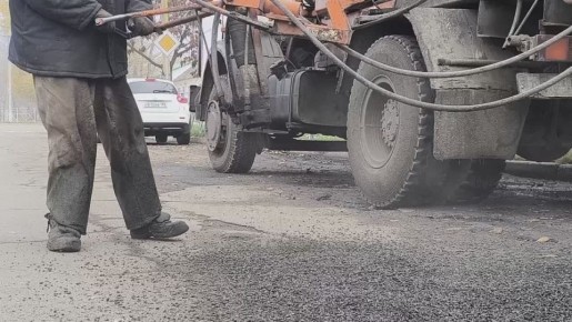 Ямкам на дорогах - бой!). Специалисты Акимовского ДРП ГУП «Управление автомобильными дорогами Запорожской области» проводят ремонт асфальтного покрытия центральной улицы поселка струйно-инъекционным методом