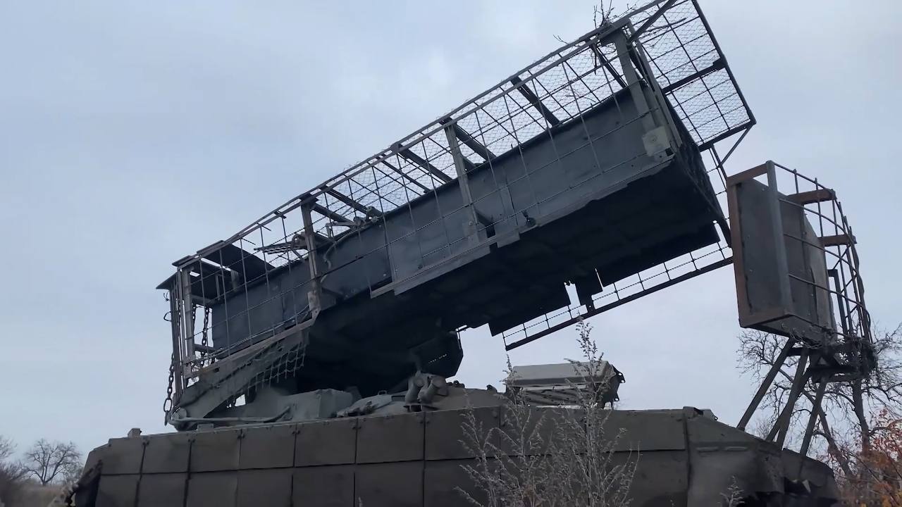 Кадры боевой работы расчёта тяжёлой огнемётной системы ТОС-3 «Дракон» на шасси танка Т-80 29-й отдельной бригады радиационной, химической и биологической защиты группировки войск «Центр» на Красноармейском направлении Кадры боевой работы расчёта тяжёлой огнемётной системы ТОС-3 «Дракон» на шасси танка Т-80 29-й отдельной бригады радиационной, химической и биологической защиты группировки войск «Центр» на Красноармейском направлении