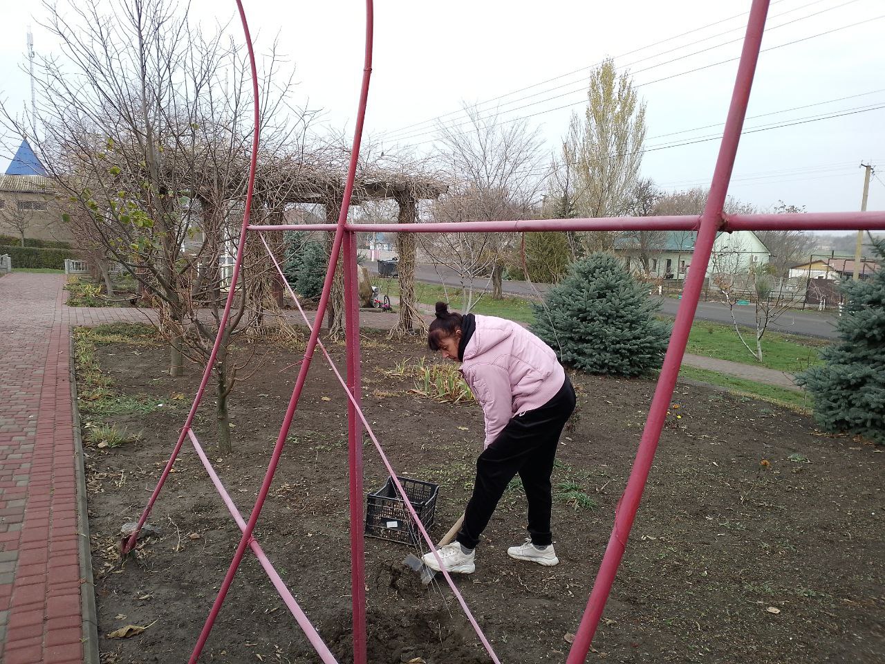 В селе Астраханка сотрудники МБУ «Жилсервис» проводят работы по благоустройству