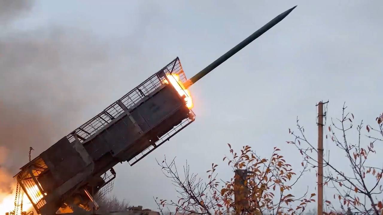 Кадры боевой работы расчёта тяжёлой огнемётной системы ТОС-3 «Дракон» на шасси танка Т-80 29-й отдельной бригады радиационной, химической и биологической защиты группировки войск «Центр» на Красноармейском направлении Кадры боевой работы расчёта тяжёлой огнемётной системы ТОС-3 «Дракон» на шасси танка Т-80 29-й отдельной бригады радиационной, химической и биологической защиты группировки войск «Центр» на Красноармейском направлении