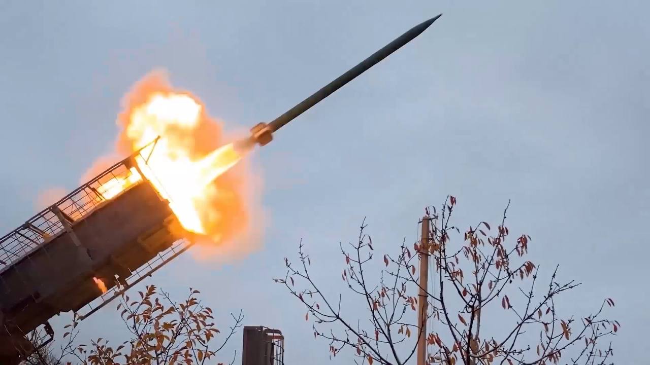 Кадры боевой работы расчёта тяжёлой огнемётной системы ТОС-3 «Дракон» на шасси танка Т-80 29-й отдельной бригады радиационной, химической и биологической защиты группировки войск «Центр» на Красноармейском направлении Кадры боевой работы расчёта тяжёлой огнемётной системы ТОС-3 «Дракон» на шасси танка Т-80 29-й отдельной бригады радиационной, химической и биологической защиты группировки войск «Центр» на Красноармейском направлении