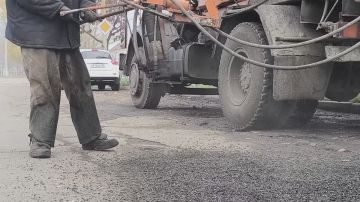 Ямкам на дорогах - бой!). Специалисты Акимовского ДРП ГУП «Управление автомобильными дорогами Запорожской области» проводят ремонт асфальтного покрытия центральной улицы поселка струйно-инъекционным методом