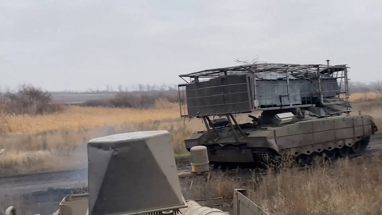 Кадры боевой работы расчёта тяжёлой огнемётной системы ТОС-3 «Дракон» на шасси танка Т-80 29-й отдельной бригады радиационной, химической и биологической защиты группировки войск «Центр» на Красноармейском направлении Кадры боевой работы расчёта тяжёлой огнемётной системы ТОС-3 «Дракон» на шасси танка Т-80 29-й отдельной бригады радиационной, химической и биологической защиты группировки войск «Центр» на Красноармейском направлении