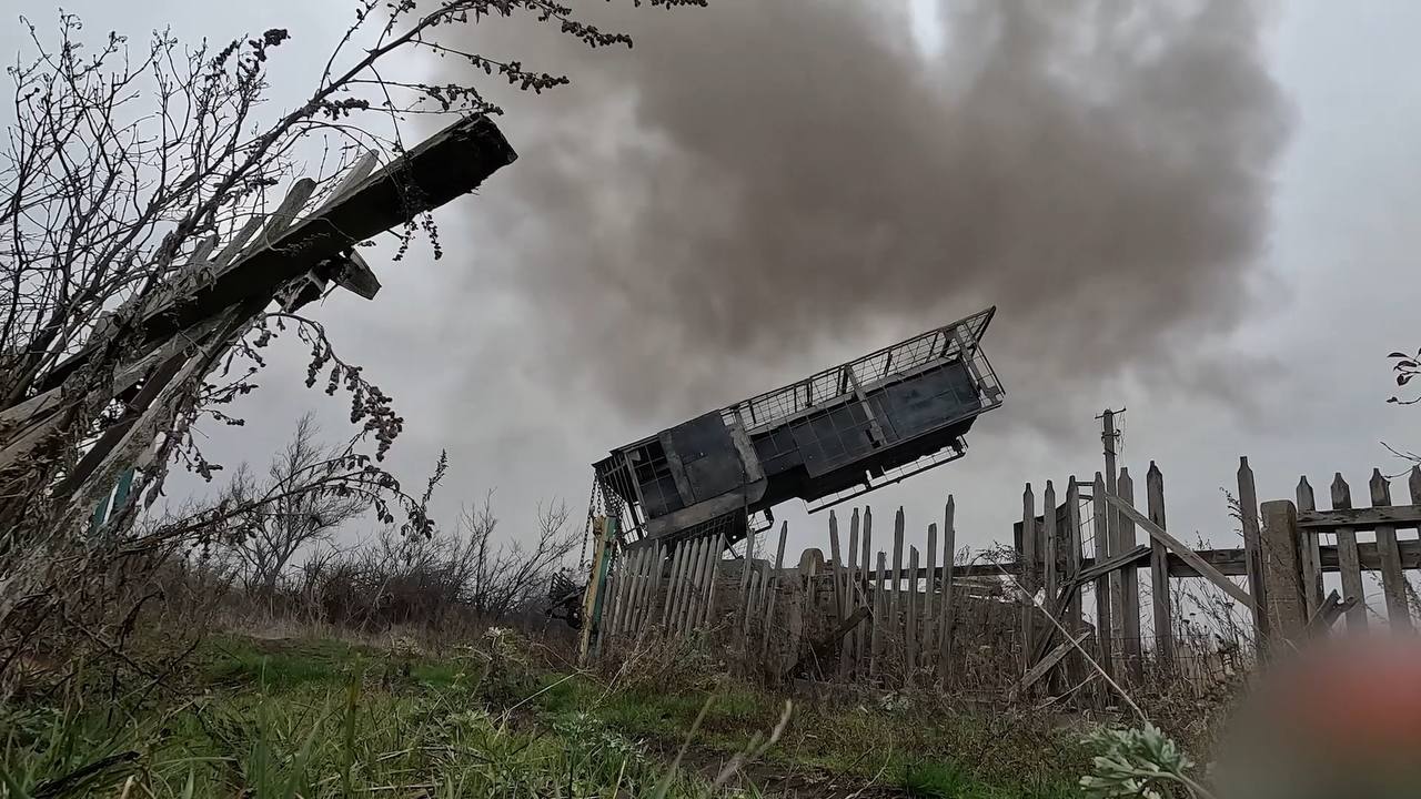 Кадры боевой работы расчёта тяжёлой огнемётной системы ТОС-3 «Дракон» на шасси танка Т-80 29-й отдельной бригады радиационной, химической и биологической защиты группировки войск «Центр» на Красноармейском направлении Кадры боевой работы расчёта тяжёлой огнемётной системы ТОС-3 «Дракон» на шасси танка Т-80 29-й отдельной бригады радиационной, химической и биологической защиты группировки войск «Центр» на Красноармейском направлении