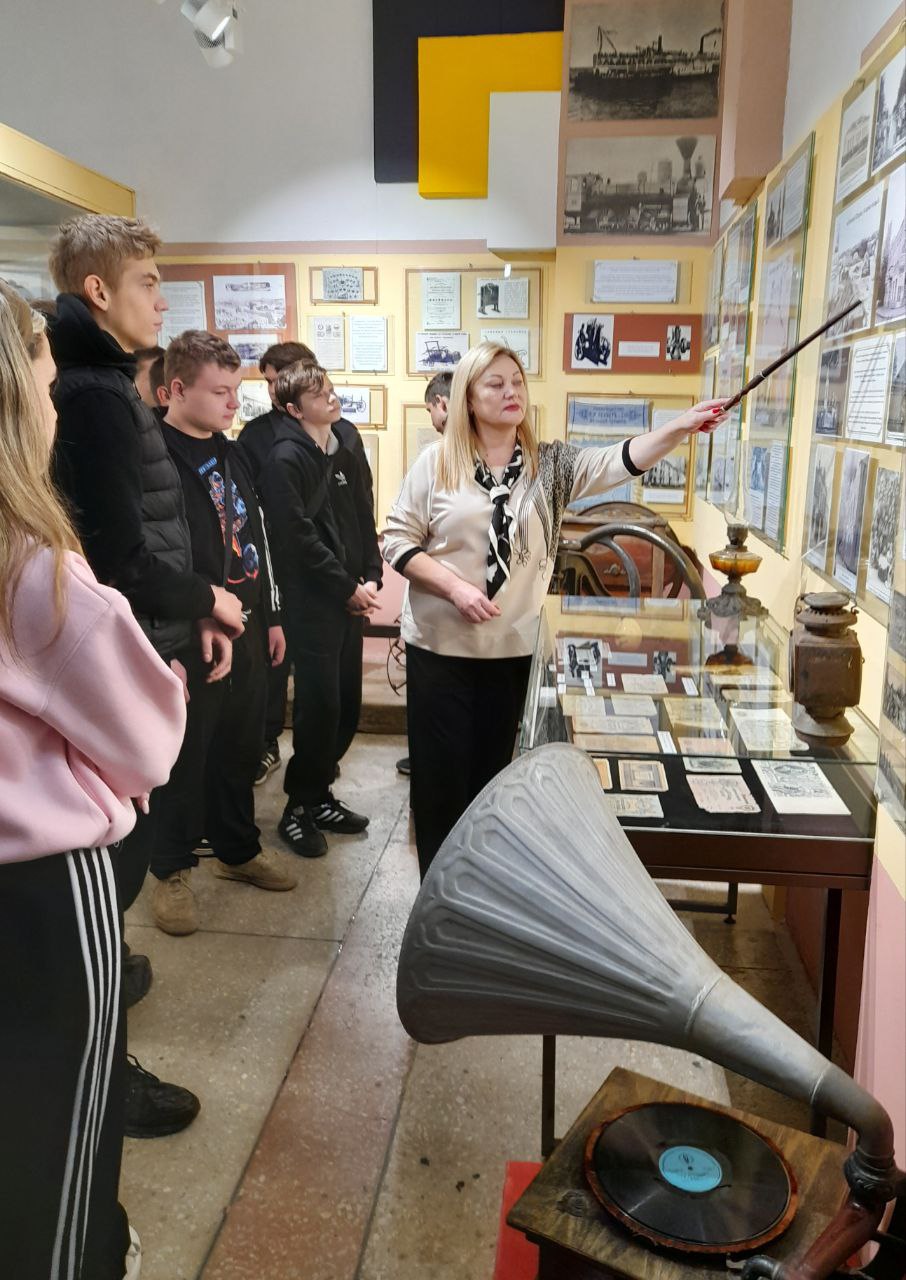 В Токмакском краеведческом музее для студентов Молочанского многопрофильного центра профессионально-технического обучения проведена экскурсия В Токмакском краеведческом музее для студентов Молочанского многопрофильного центра профессионально-технического обучения проведена экскурсия