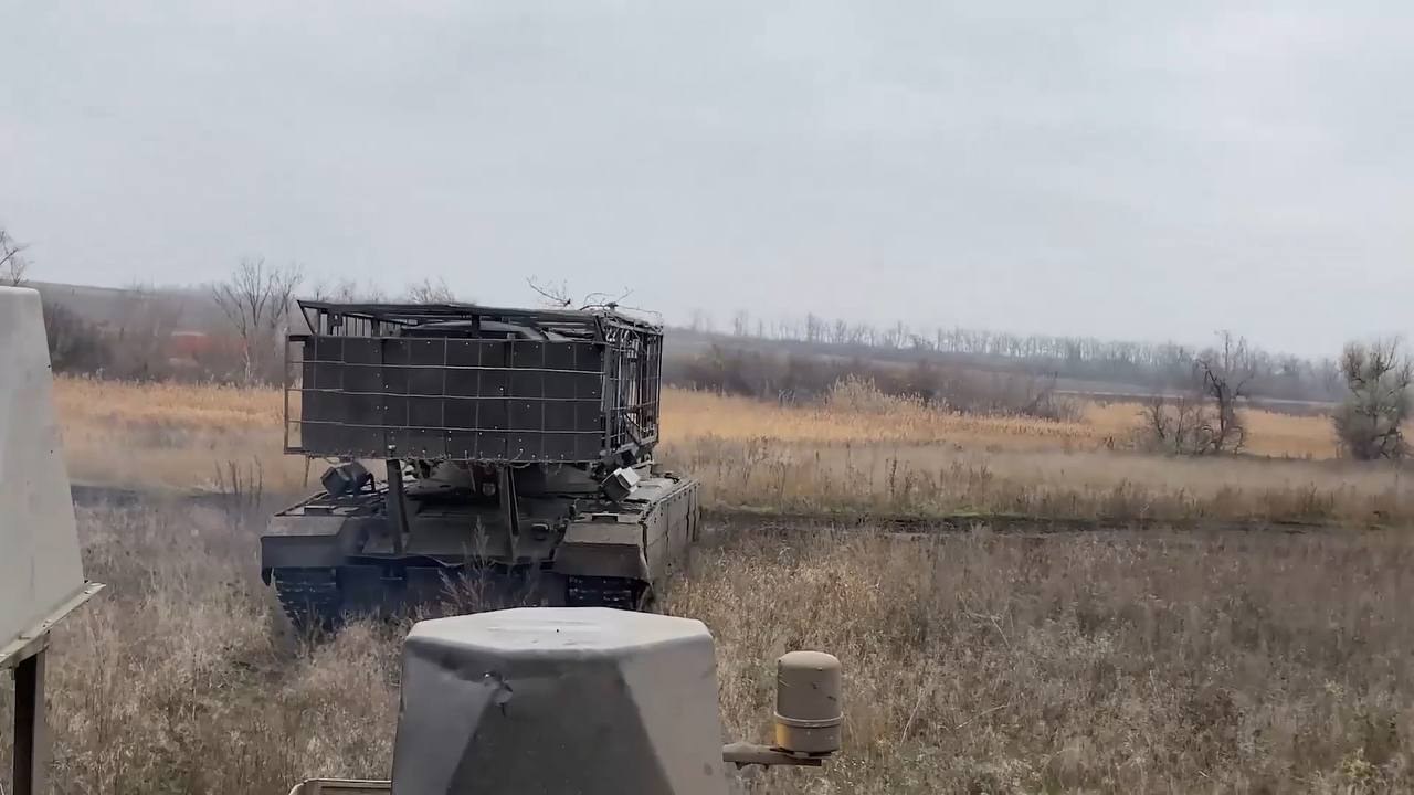 Кадры боевой работы расчёта тяжёлой огнемётной системы ТОС-3 «Дракон» на шасси танка Т-80 29-й отдельной бригады радиационной, химической и биологической защиты группировки войск «Центр» на Красноармейском направлении Кадры боевой работы расчёта тяжёлой огнемётной системы ТОС-3 «Дракон» на шасси танка Т-80 29-й отдельной бригады радиационной, химической и биологической защиты группировки войск «Центр» на Красноармейском направлении