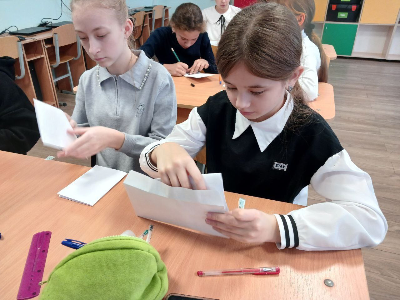 #нам_пишут. Письмо в будущее: наша капсула времени отправилась в 2035 год! В Новоданиловской школе №32 прошла удивительная акция — мы создали и запечатали «Капсулу времени» с письмами в будущее! Наши ученики погрузились в... #нам_пишут. Письмо в будущее: наша капсула времени отправилась в 2035 год! В Новоданиловской школе №32 прошла удивительная акция — мы создали и запечатали «Капсулу времени» с письмами в будущее! Наши ученики погрузились в...