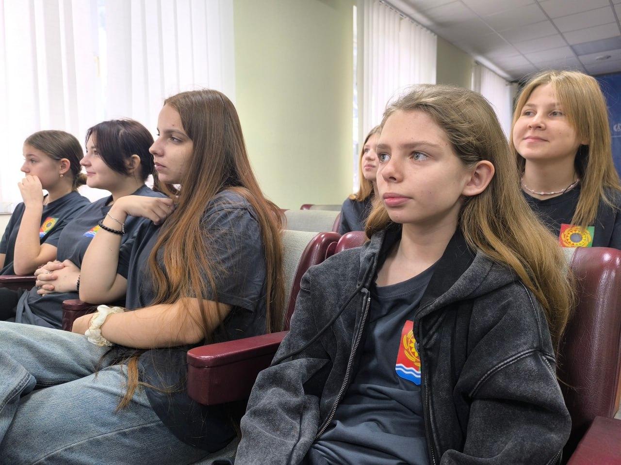 Александр Трудоношин: Я безмерно горжусь талантливыми детьми Акимовского округа! Всегда стараюсь принимать участие в молодежных мероприятиях, привлекать их к общественной и культурной жизни муниципалитета, давать возможность... Александр Трудоношин: Я безмерно горжусь талантливыми детьми Акимовского округа! Всегда стараюсь принимать участие в молодежных мероприятиях, привлекать их к общественной и культурной жизни муниципалитета, давать возможность...