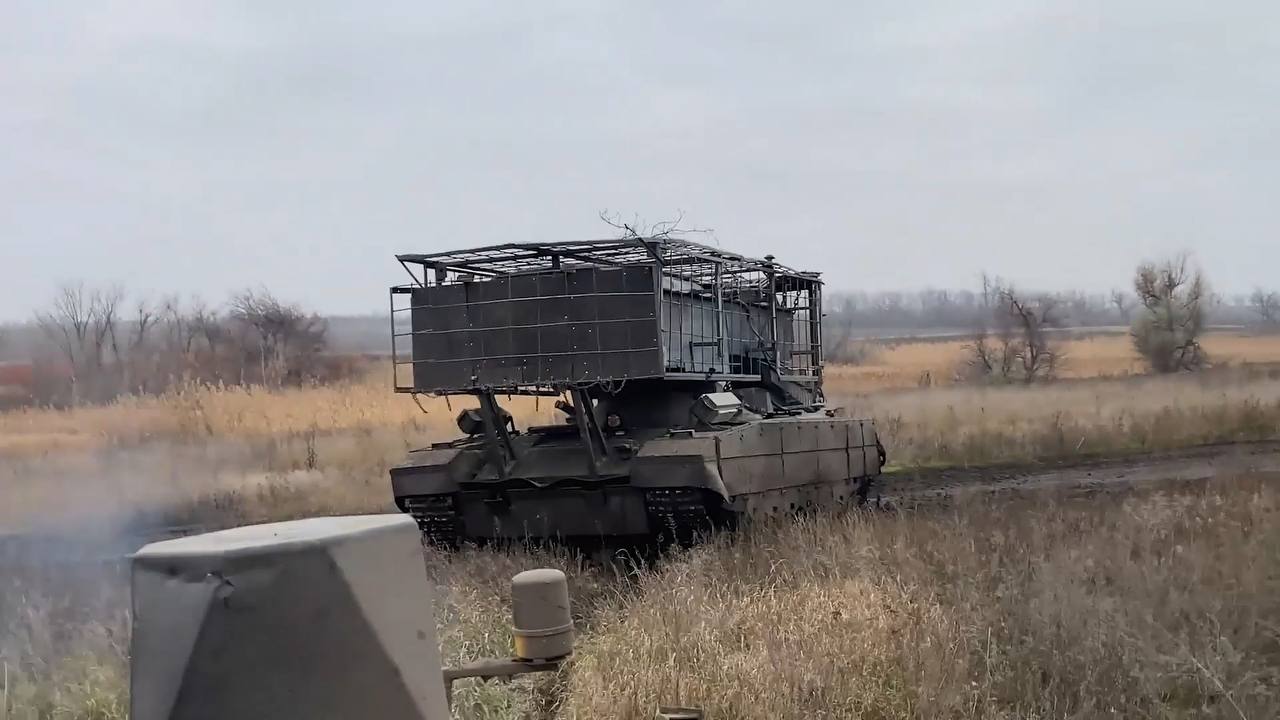 Кадры боевой работы расчёта тяжёлой огнемётной системы ТОС-3 «Дракон» на шасси танка Т-80 29-й отдельной бригады радиационной, химической и биологической защиты группировки войск «Центр» на Красноармейском направлении Кадры боевой работы расчёта тяжёлой огнемётной системы ТОС-3 «Дракон» на шасси танка Т-80 29-й отдельной бригады радиационной, химической и биологической защиты группировки войск «Центр» на Красноармейском направлении