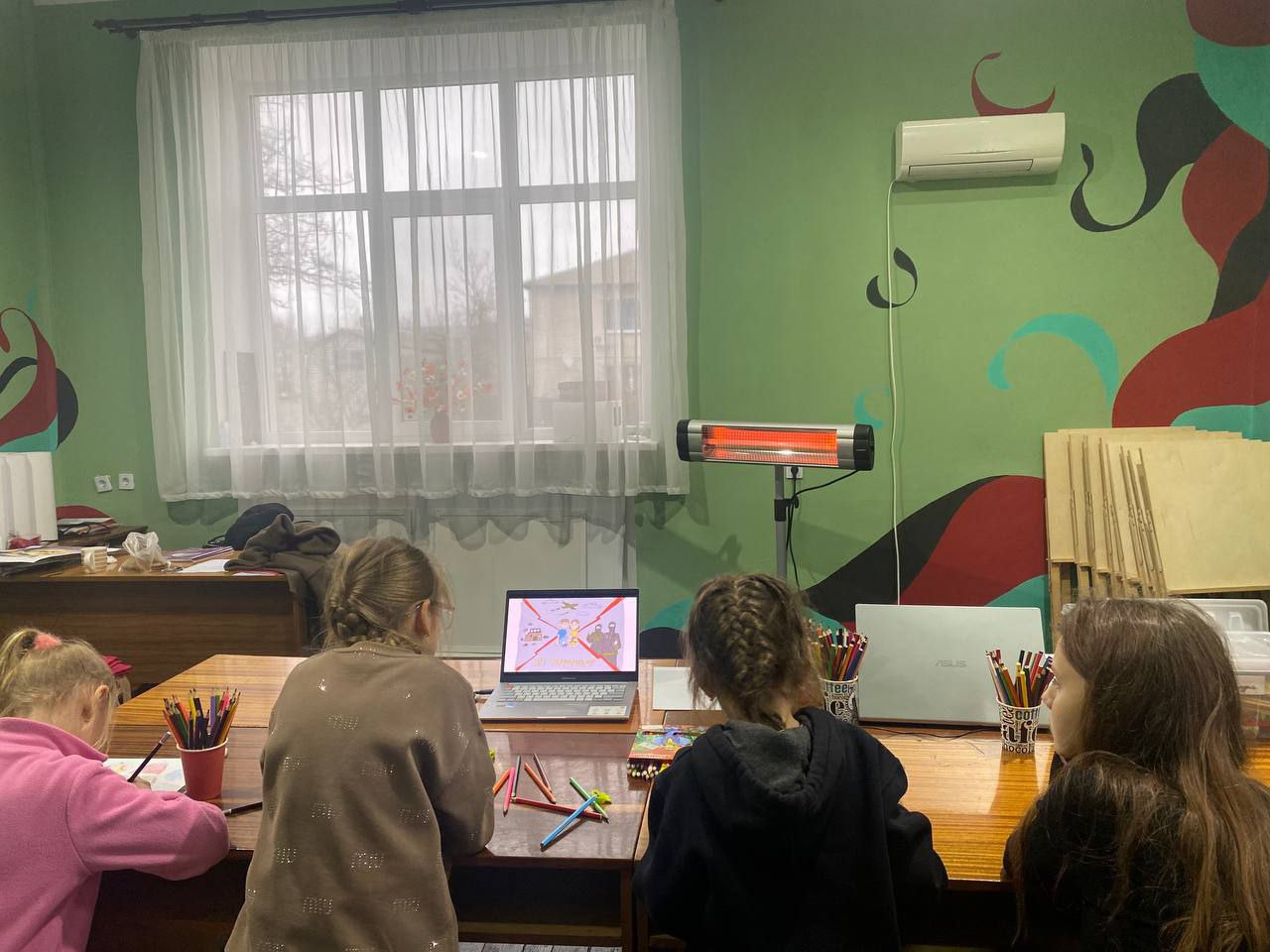 Профилактика терроризма. В Центральной библиотеке села Дмитровка состоялся семинар для участников кружка «Волшебная кисть» на тему «Терроризм — территория страха» Профилактика терроризма. В Центральной библиотеке села Дмитровка состоялся семинар для участников кружка «Волшебная кисть» на тему «Терроризм — территория страха»